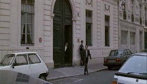 Waffenbrüder004.jpg (60.46 Kio) Vu 8510 fois Scène du film ou l'on voit Richard Berry alias Karim Hamida sortir de l'ambassade