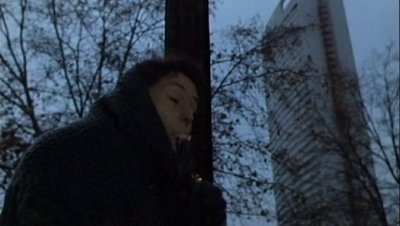 Ext004.jpg (74.18 Kio) Vu 7449 fois Extrait du film:<br /> "Elle boit pas, elle fume pas, elle drague pas, mais... elle cause!"