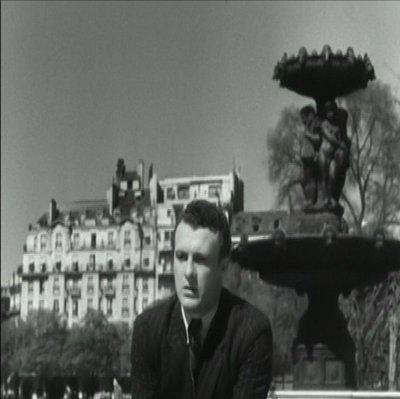 Antoine assis près de la Fontaine du Cirque
