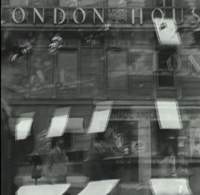 Antoine et Antoinette 01.jpg (126.14 Kio) Vu 6964 fois Le reflet dans la vitre de l'enseigne de la Pharmacie Anglaise