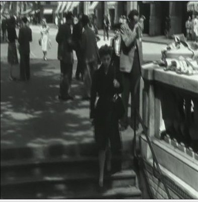 Antoine et Antoinette 06.jpg (102.48 Kio) Vu 6637 fois La "bouche de métro" avenue des Champs Elysées qu'emprunte Antoinette
