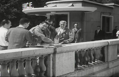 Pascal (Lino Ventura) vendant les journaux Point de l'Alma