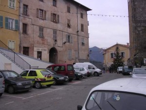 Derrière le sapin de Noël : la Mairie. Prise de vue un peu plus éloignée que celle du film.