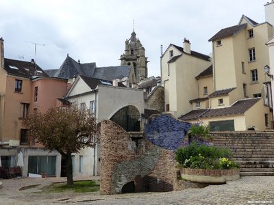 Place des Moineaux Pontoise.jpg