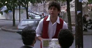 Le flic Simon Atlan (Patrick Bruel) déguisé en barman