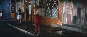 die grosse sause-001.jpg (51.76 Kio) Vu 9744 fois Mac Intosh déguisé en prostituée devant la plaque d'égout !