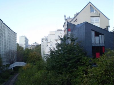 La passerelle perdue dans les immeubles