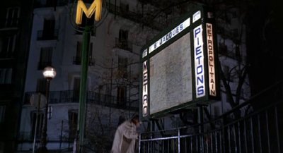 Charade005.jpg (77.23 Kio) Vu 7447 fois Cary Grant semble descendre un escalier